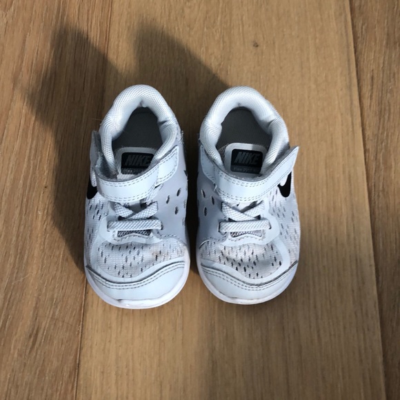 Grey Nike shoes - Picture 1 of 3